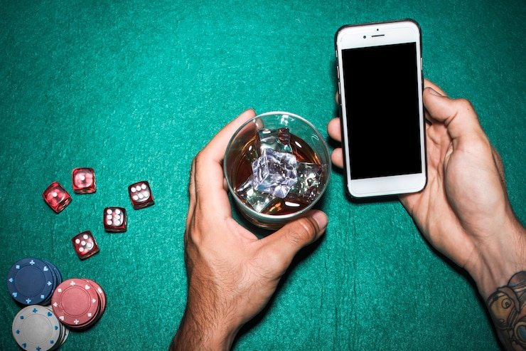 Pengguna dewasa Indonesia membaca syarat dan ketentuan platform hiburan digital cinta777 di perangkat mobile